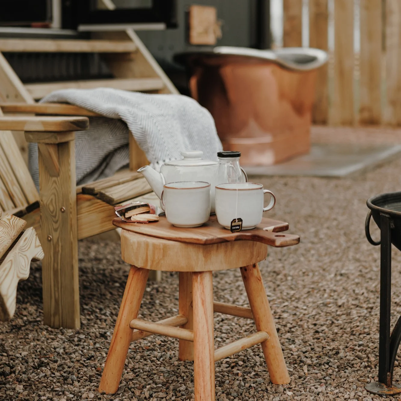 The Crosby - Luxury Glamping Shepherd's huts - Outdoor space, teapot and cups
